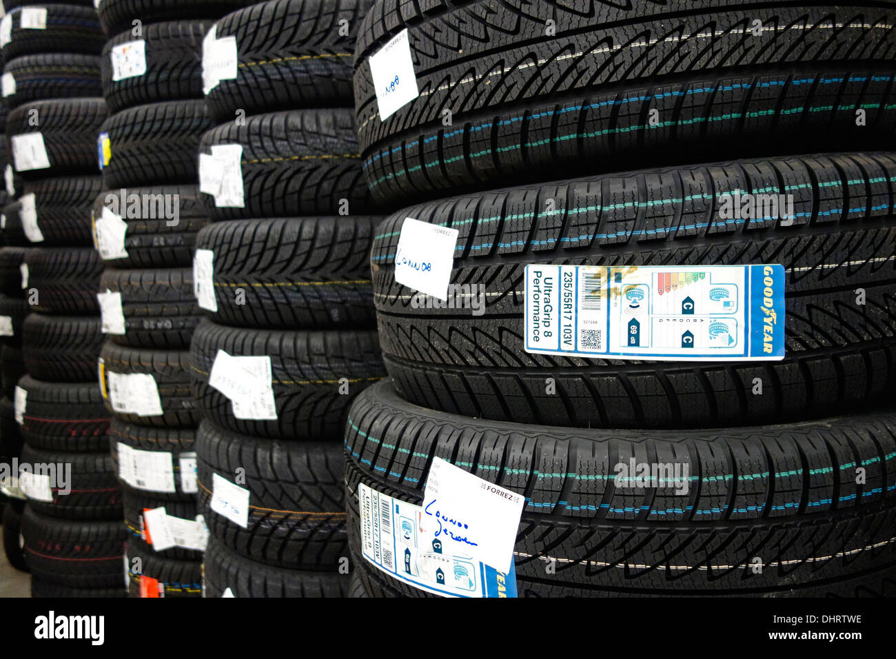 Haufenweise neue Winterreifen / Schnee Reifen im Reifen Center zeigt zeigt Laufflächenprofil mit tiefen Rillen und zusätzliche Lamellen gespeichert Stockfoto