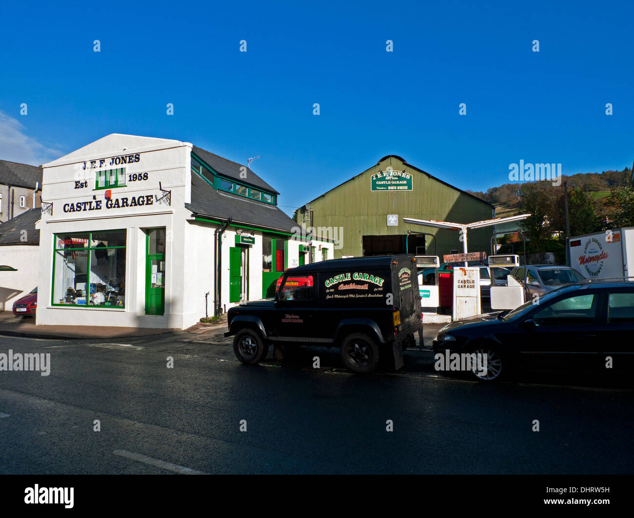 Schloss-Garage-Geschäft, Zapfsäulen und Fahrzeuge auf der A40 Rd Crickhowell, Powys, Wales UK KATHY DEWITT Stockfoto
