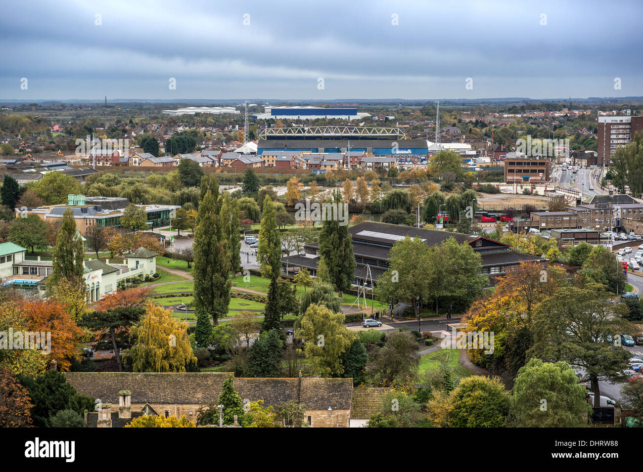 Ein Blick von Süden Peterborough vom Hauptturm der Kathedrale. Stockfoto