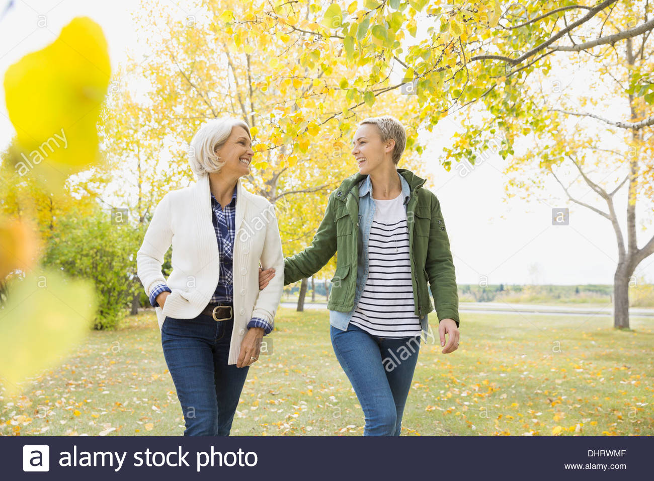 Lächelnde Mutter und Tochter zu Fuß im park Stockfoto