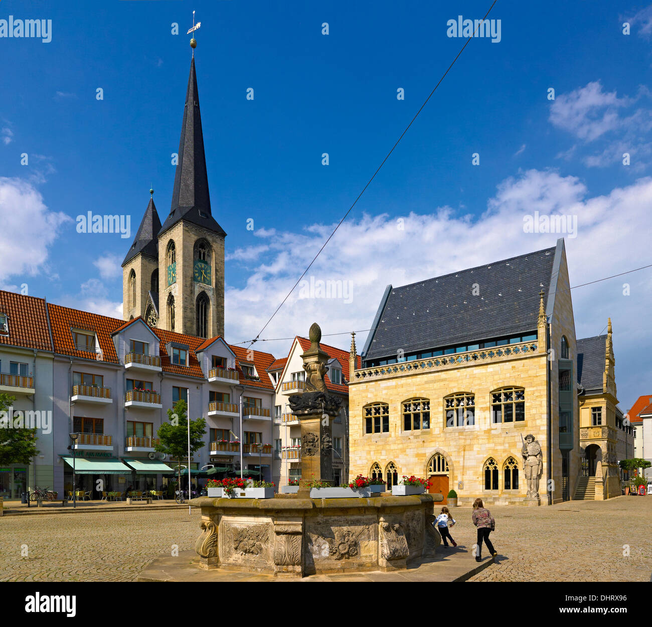 Holzmarkt Platz mit Rathaus und Brunnen, Halberstadt, Sachsen-Anhalt, Deutschland Stockfoto