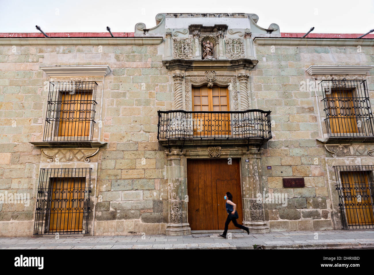 Eine junge Frau läuft vorbei an das Museum of Contemporary Art auf die Alcala in der Altstadt von Oaxaca, Mexiko. Stockfoto