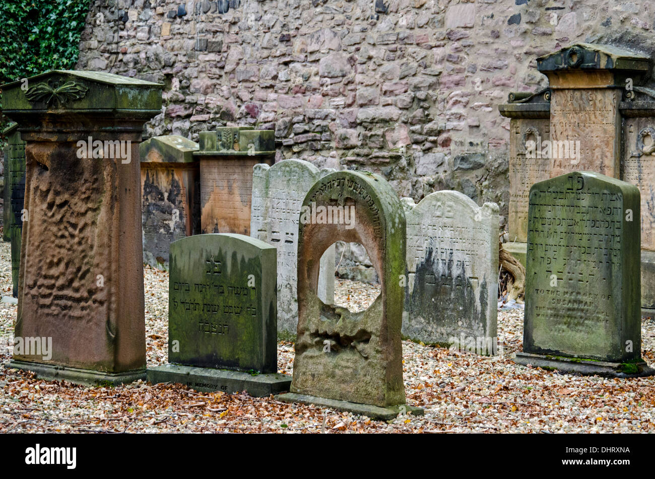 Abgenutzte und verwitterte jüdische Grabsteine auf was die erste jüdische Burial Ground in Schottland war, eröffnet im Jahre 1816. Stockfoto