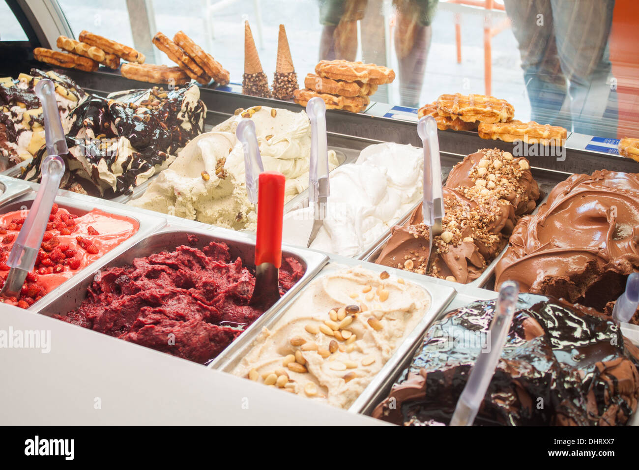 "Ice Cream" Gelato italienischen Gelateria Shop Boxcontainer präsentieren Frucht Beere Schokolade Stockfoto