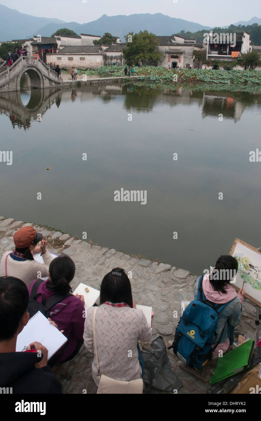 Kunststudenten bei Arbeiten in Hongcun Kulturerbedorf in Huizhou Region Anhui Stockfoto