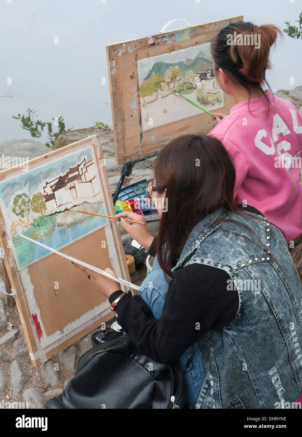 Kunststudenten bei Arbeiten in Hongcun Kulturerbedorf in Huizhou Region Anhui Stockfoto