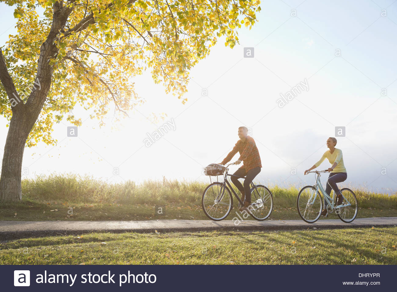 Paar Radfahren auf Landstraße Stockfoto