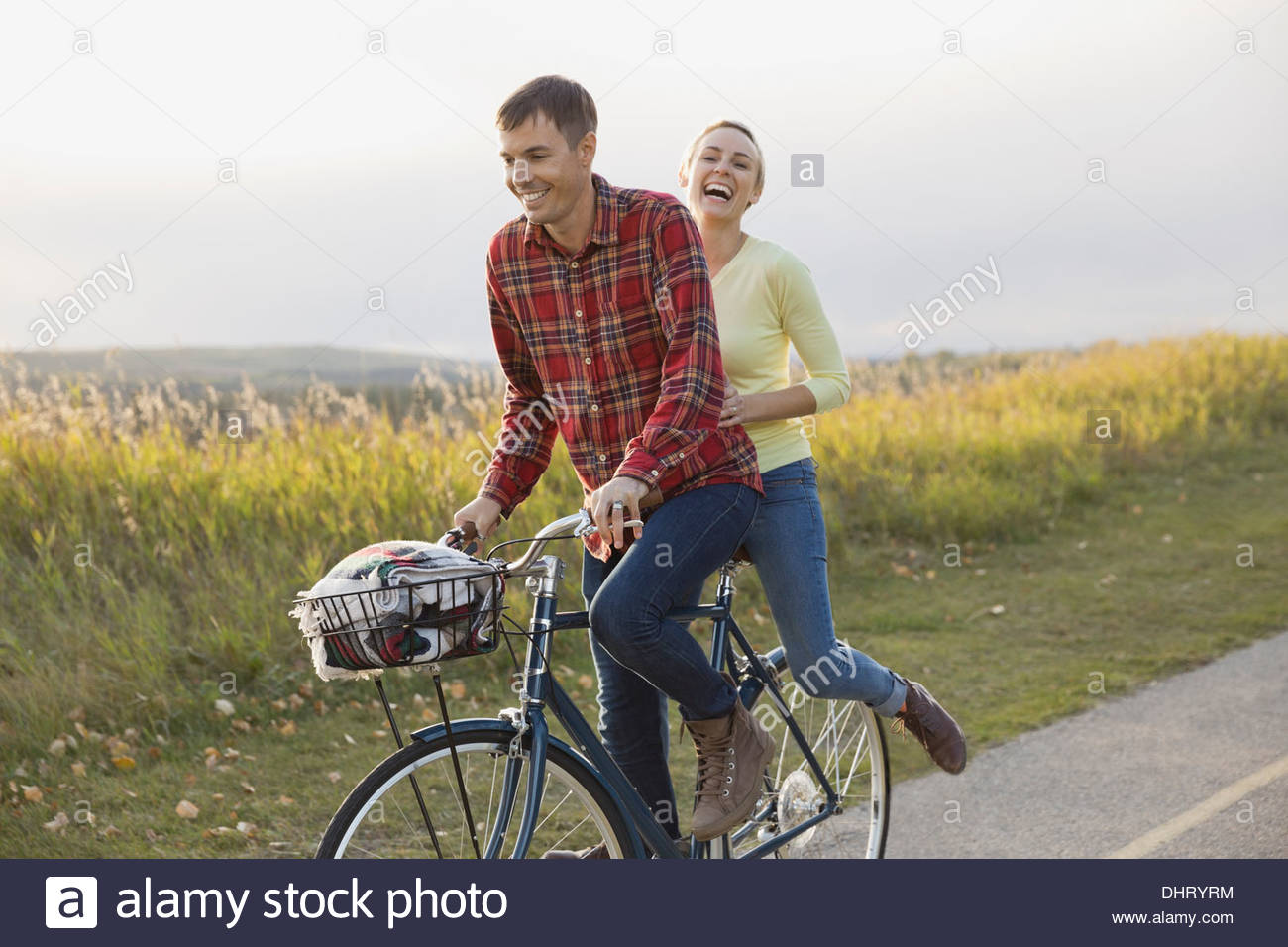 Glückliches Paar Radfahren auf Landstraße Stockfoto