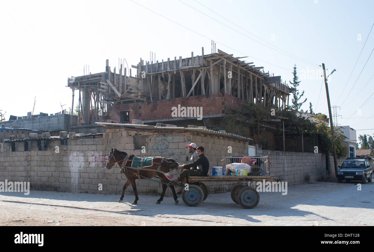 Ovakent, Türkei. 14. November 2013. Ein Pferd gezogenen Anhänger in Ovakent, Türkei nahe der syrischen Grenze. Das Dorf Ovakent wurde mit 180 Familien, die hier von der türkischen Regierung 1982 aus eingeflogen Pakistanirefugee Lagern während der sowjetischen Besatzung Afghanistans gegründet. Bewohner hier sympathisieren mit ihren syrischen Nachbarn, die ihr Land von der Eskalation des Bürgerkrieges geflohen sind, Suche nach Sicherheit in der Türkei. Das kleine Dorf Ovakent ist ein in der Nähe von Spiegelbild des Afghanistan-Kultur, Kleid und Religion. © David Honl/ZUMA Wire/ZUMAPRESS.com/Alamy Live-Nachrichten Stockfoto