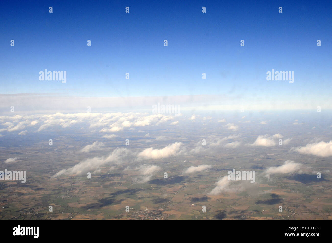 Einen Blick auf ein Flugzeug fliegen, Gatwick Flughafen, Vereinigtes Königreich Stockfoto