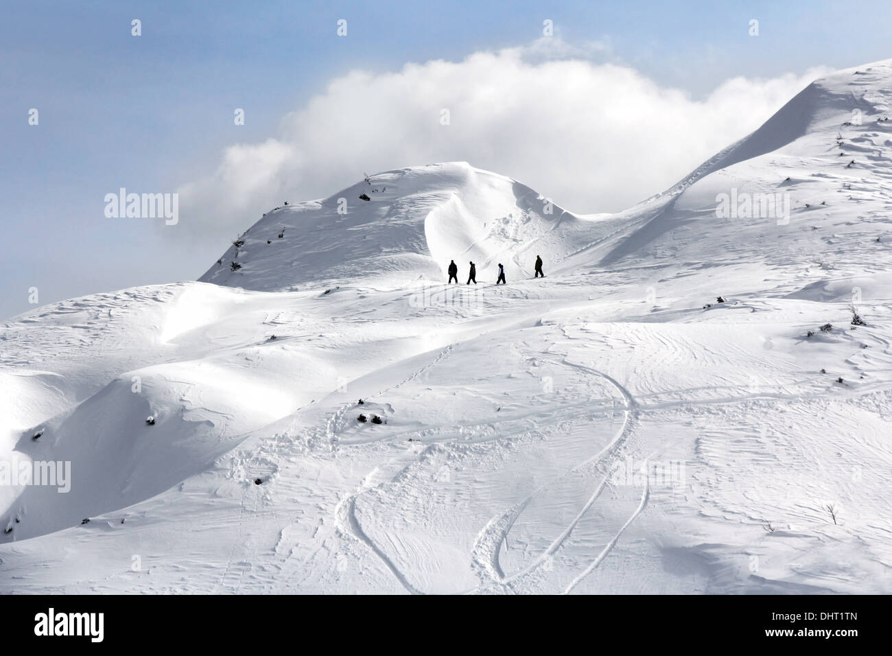 Vier Snowboarder an der Spitze des Berges Abfahrt vorbereiten Stockfoto