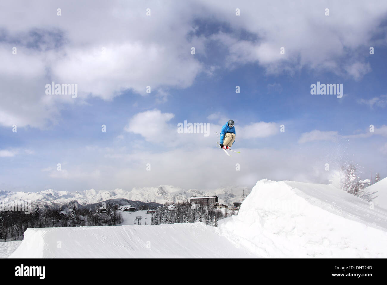 Skifahrer am Sprung hoch Berge springen am sonnigen Tag Stockfoto