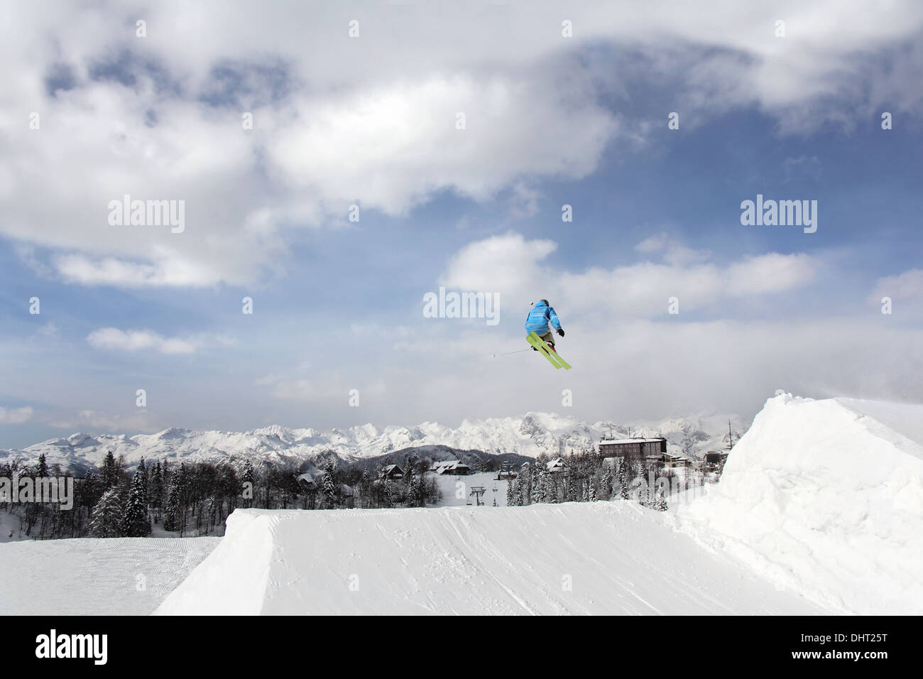 Skifahrer am Sprung hoch Berge springen am sonnigen Tag Stockfoto