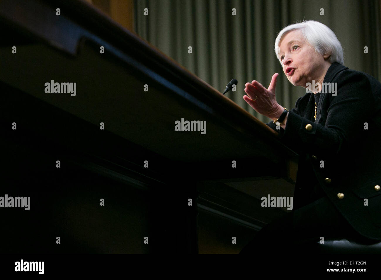 Washington DC, USA. 14. November 2013. Janet Yellen bezeugt vor dem Senate Banking Committee während einer Anhörung über ihre Ernennung zu Vorsitzenden der Federal Reserve Bank am 14. November 2013 in Washington, DC Credit: Kristoffer Tripplaar/Alamy Live News Stockfoto