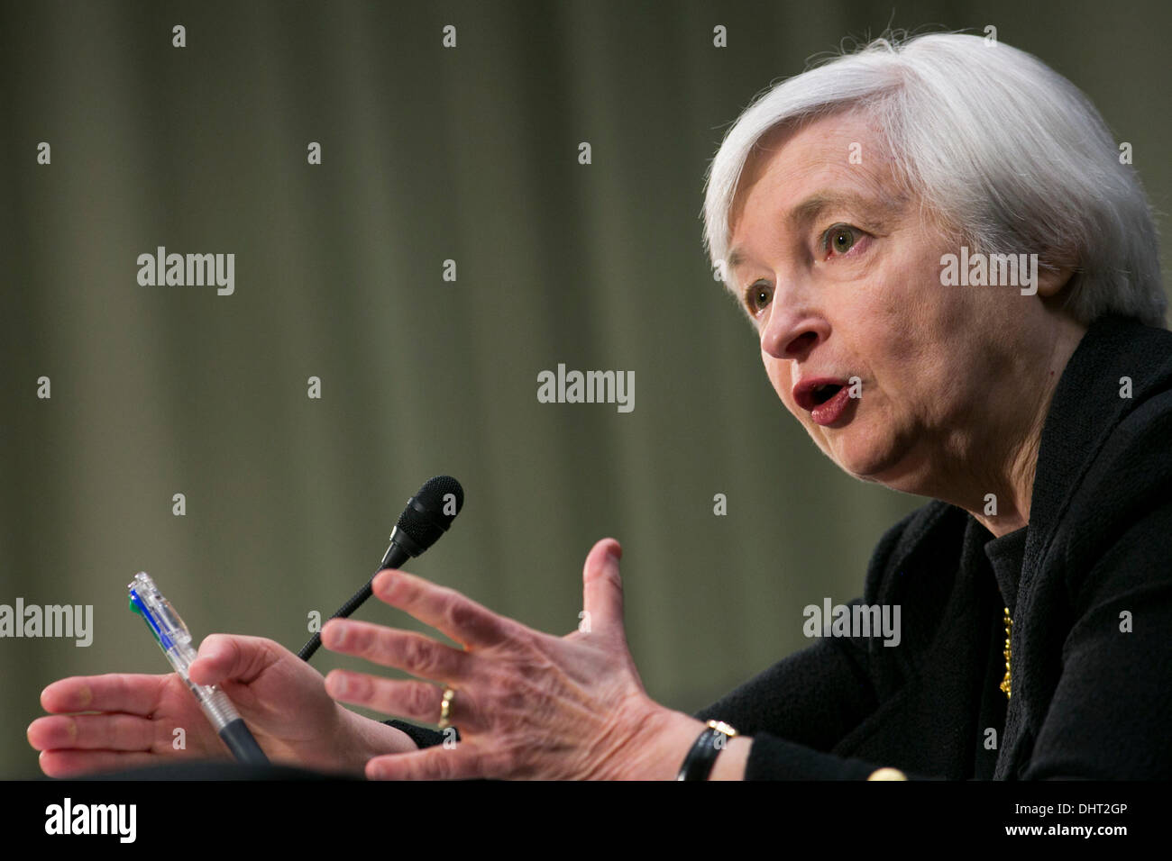 Washington DC, USA. 14. November 2013. Janet Yellen bezeugt vor dem Senate Banking Committee während einer Anhörung über ihre Ernennung zu Vorsitzenden der Federal Reserve Bank am 14. November 2013 in Washington, DC Credit: Kristoffer Tripplaar/Alamy Live News Stockfoto