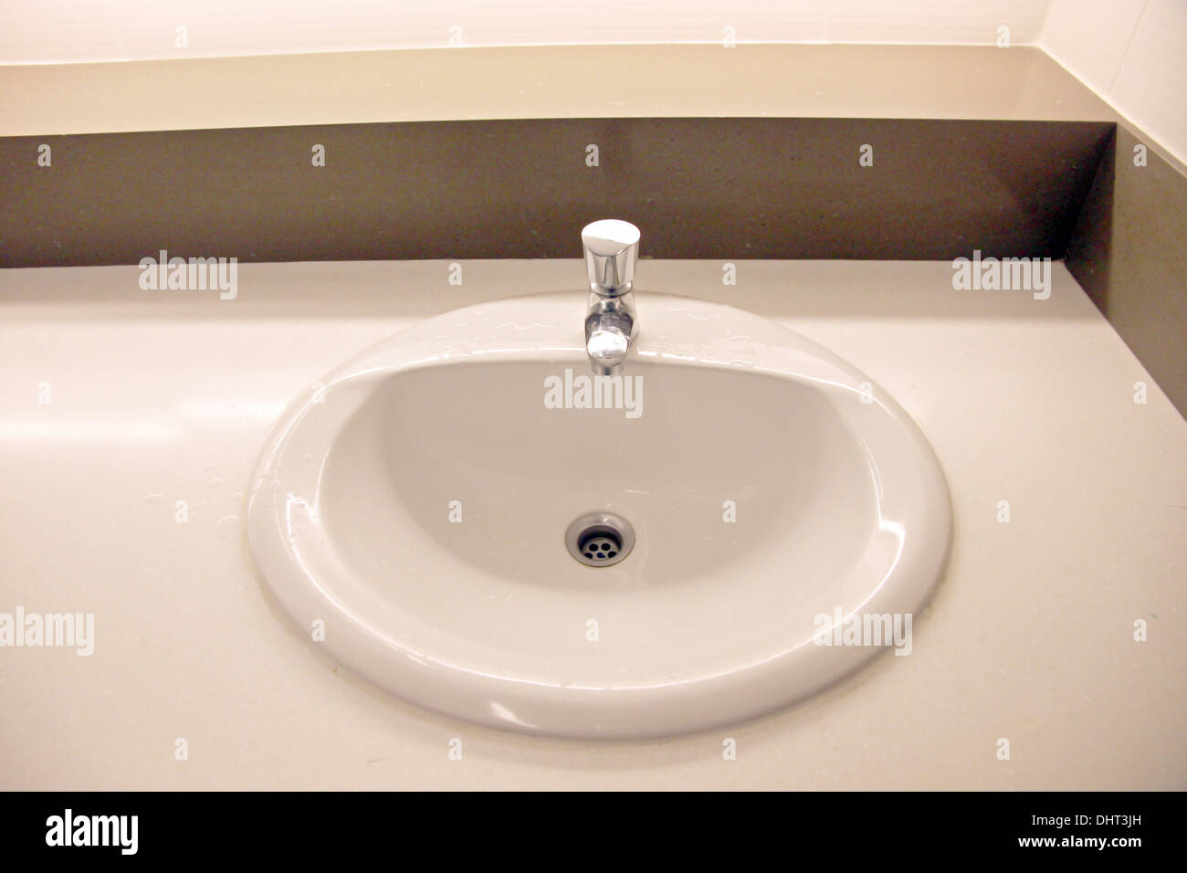 Im Bild-Vordergrund sinkt in den Badezimmer-Hotels. Stockfoto