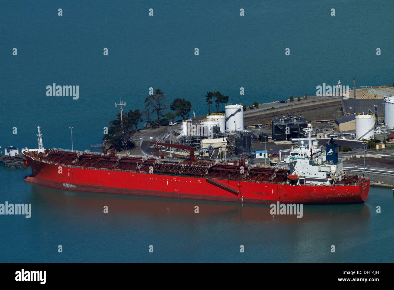 Bulk-Carrier an Öl-terminal, Hafen von Lyttelton, Lyttelton Harbour, Canterbury, Südinsel, Neuseeland Stockfoto