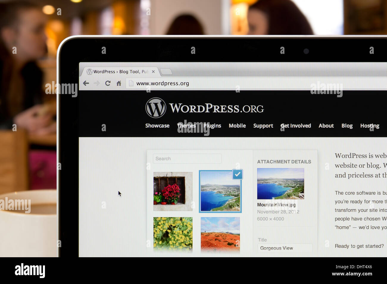 Die WordPress-Website erschossen in einem Coffee-Shop-Umfeld (nur zur redaktionellen Verwendung: print, TV, e-Book und redaktionelle Webseite). Stockfoto