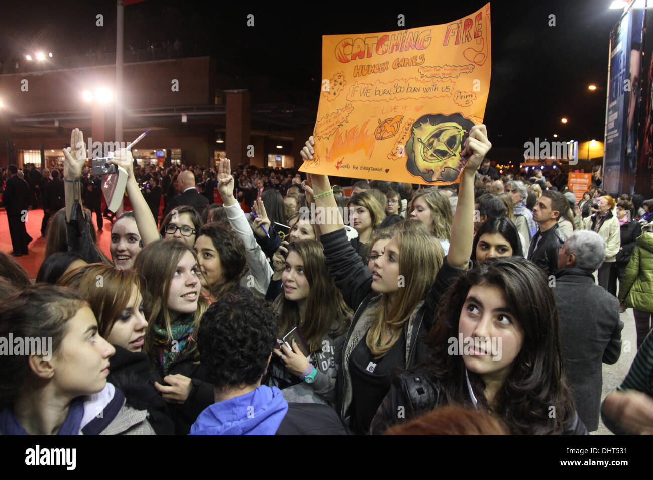 Rom, Italien. 14. November 2013 Fans warten für Liam Hemsworth, Jennifer Lawrence, Josh Hutcherson auf dem roten Teppich für den Film Hunger Games auf dem Rom International Film Festival im Auditorium in Rom, Ital Credit: Gari Wyn Williams/Alamy Live News Stockfoto