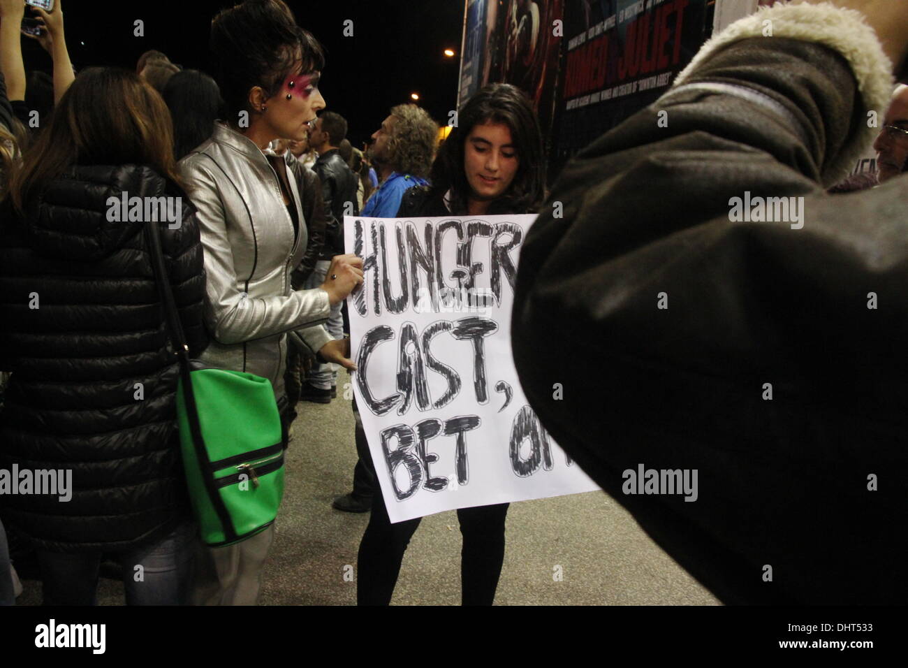 Rom, Italien. 14. November 2013 Fans warten für Liam Hemsworth, Jennifer Lawrence, Josh Hutcherson auf dem roten Teppich für den Film Hunger Games auf dem Rom International Film Festival im Auditorium in Rom, Ital Credit: Gari Wyn Williams/Alamy Live News Stockfoto