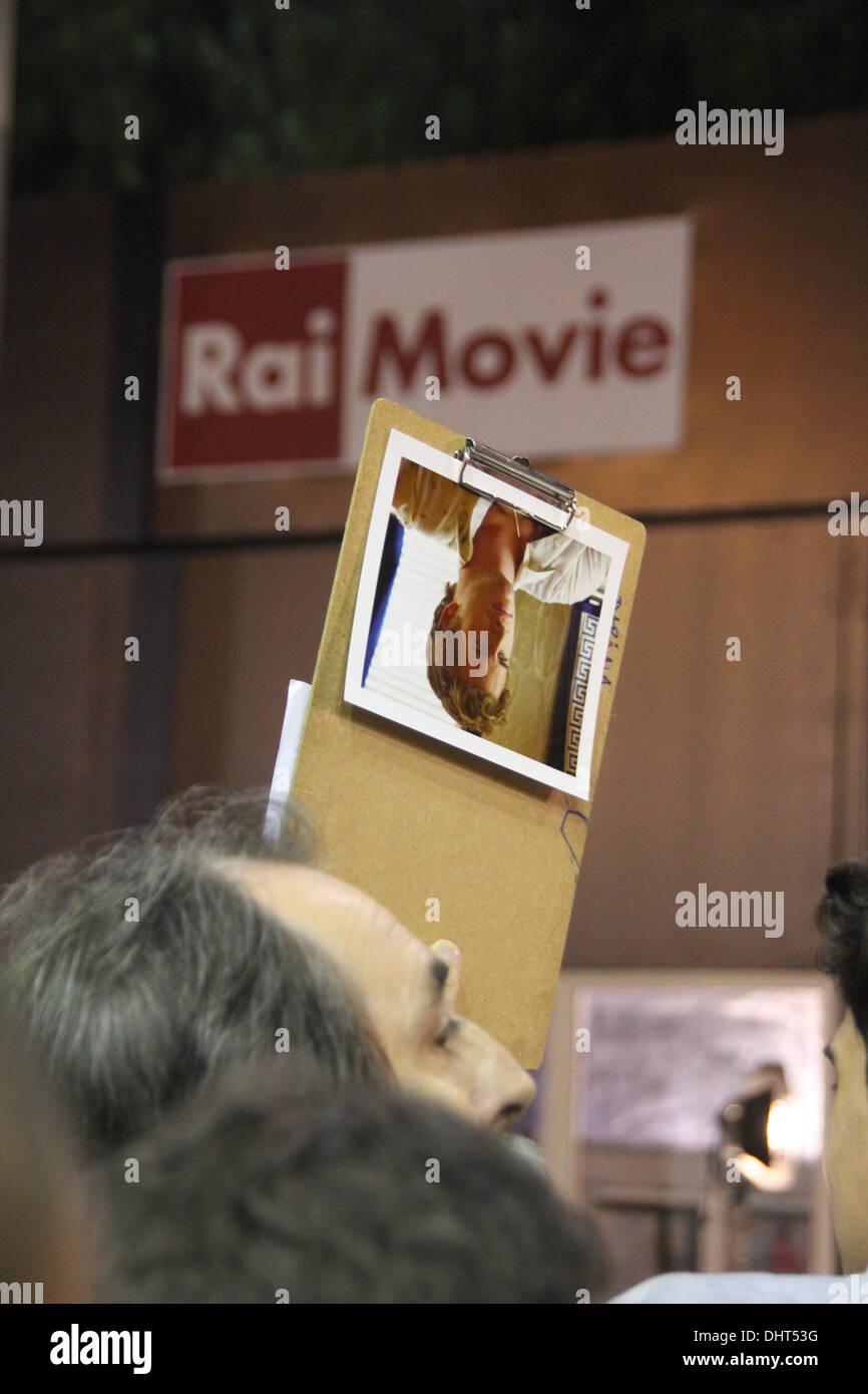 Rom, Italien. 14. November 2013 Fans warten für Liam Hemsworth, Jennifer Lawrence, Josh Hutcherson auf dem roten Teppich für den Film Hunger Games auf dem Rom International Film Festival im Auditorium in Rom, Ital Credit: Gari Wyn Williams/Alamy Live News Stockfoto