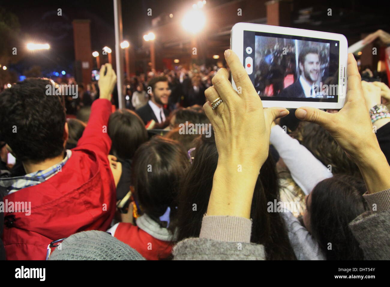 Rom, Italien. 14. November 2013 Fans warten für Liam Hemsworth, Jennifer Lawrence, Josh Hutcherson auf dem roten Teppich für den Film Hunger Games auf dem Rom International Film Festival im Auditorium in Rom, Ital Credit: Gari Wyn Williams/Alamy Live News Stockfoto