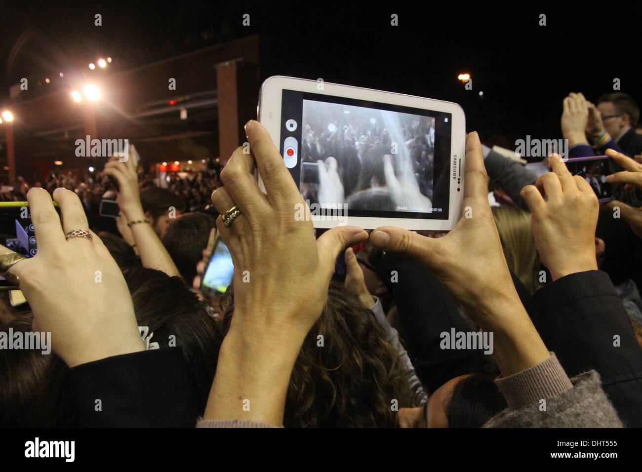 Rom, Italien. 14. November 2013 Fans warten für Liam Hemsworth, Jennifer Lawrence, Josh Hutcherson auf dem roten Teppich für den Film Hunger Games auf dem Rom International Film Festival im Auditorium in Rom, Ital Credit: Gari Wyn Williams/Alamy Live News Stockfoto