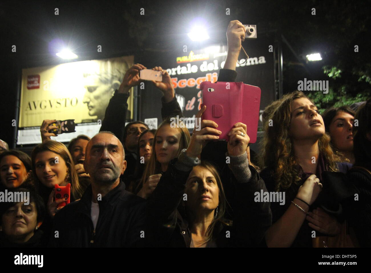 Rom, Italien. 14. November 2013 Fans warten für Liam Hemsworth, Jennifer Lawrence, Josh Hutcherson auf dem roten Teppich für den Film Hunger Games auf dem Rom International Film Festival im Auditorium in Rom, Ital Credit: Gari Wyn Williams/Alamy Live News Stockfoto