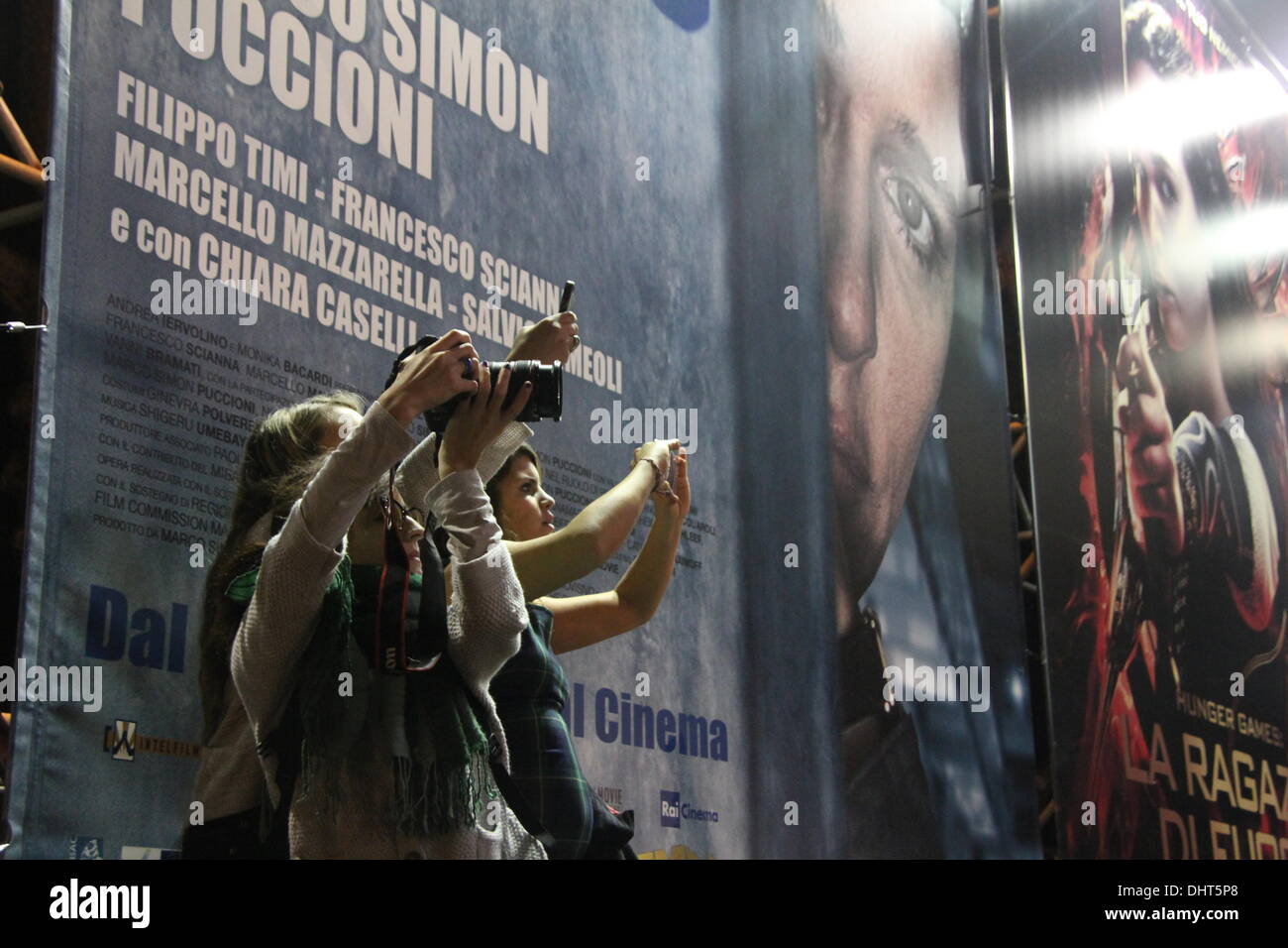 Rom, Italien. 14. November 2013 Fans warten für Liam Hemsworth, Jennifer Lawrence, Josh Hutcherson auf dem roten Teppich für den Film Hunger Games auf dem Rom International Film Festival im Auditorium in Rom, Ital Credit: Gari Wyn Williams/Alamy Live News Stockfoto