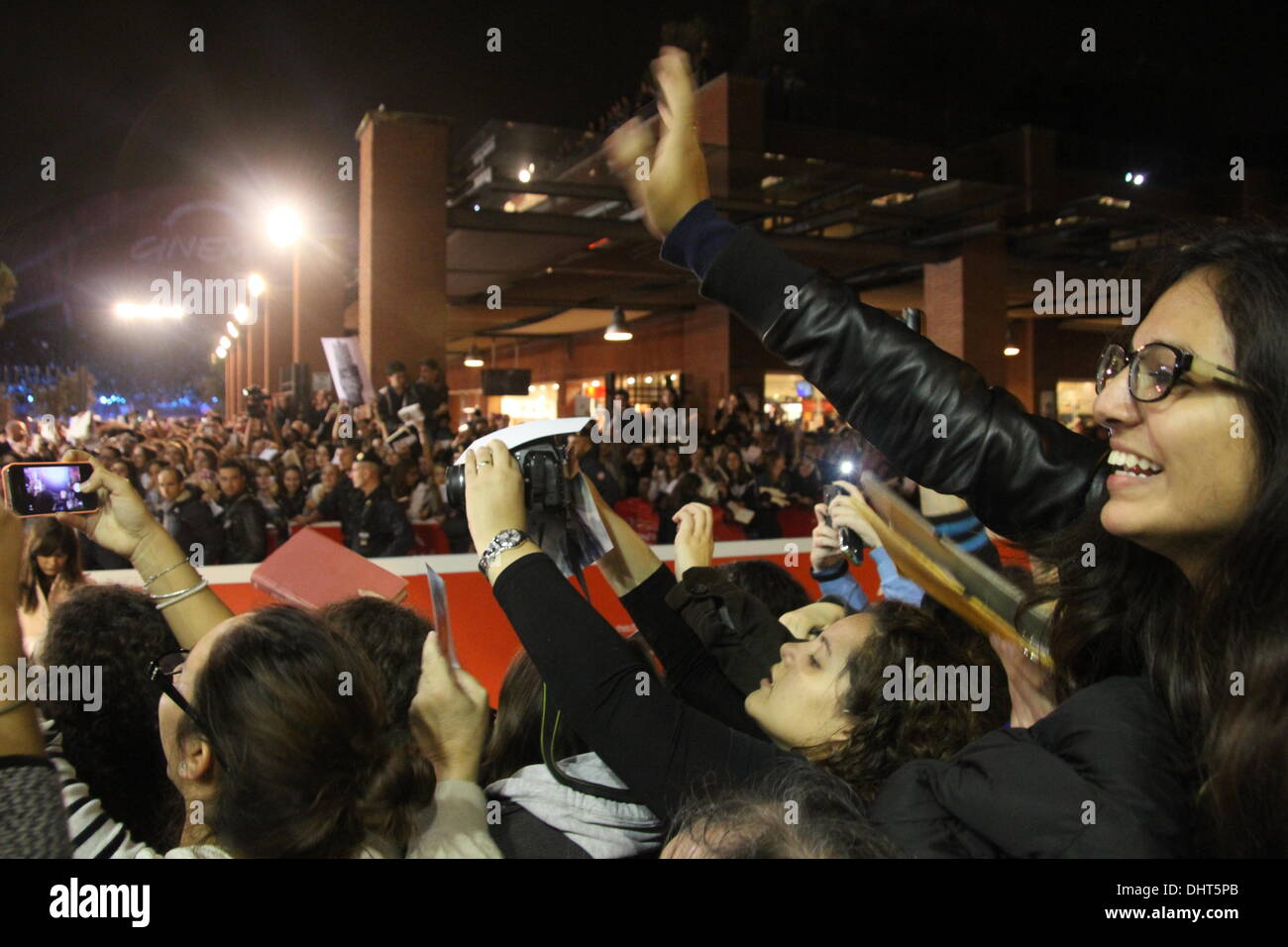 Rom, Italien. 14. November 2013 Fans warten für Liam Hemsworth, Jennifer Lawrence, Josh Hutcherson auf dem roten Teppich für den Film Hunger Games auf dem Rom International Film Festival im Auditorium in Rom, Ital Credit: Gari Wyn Williams/Alamy Live News Stockfoto