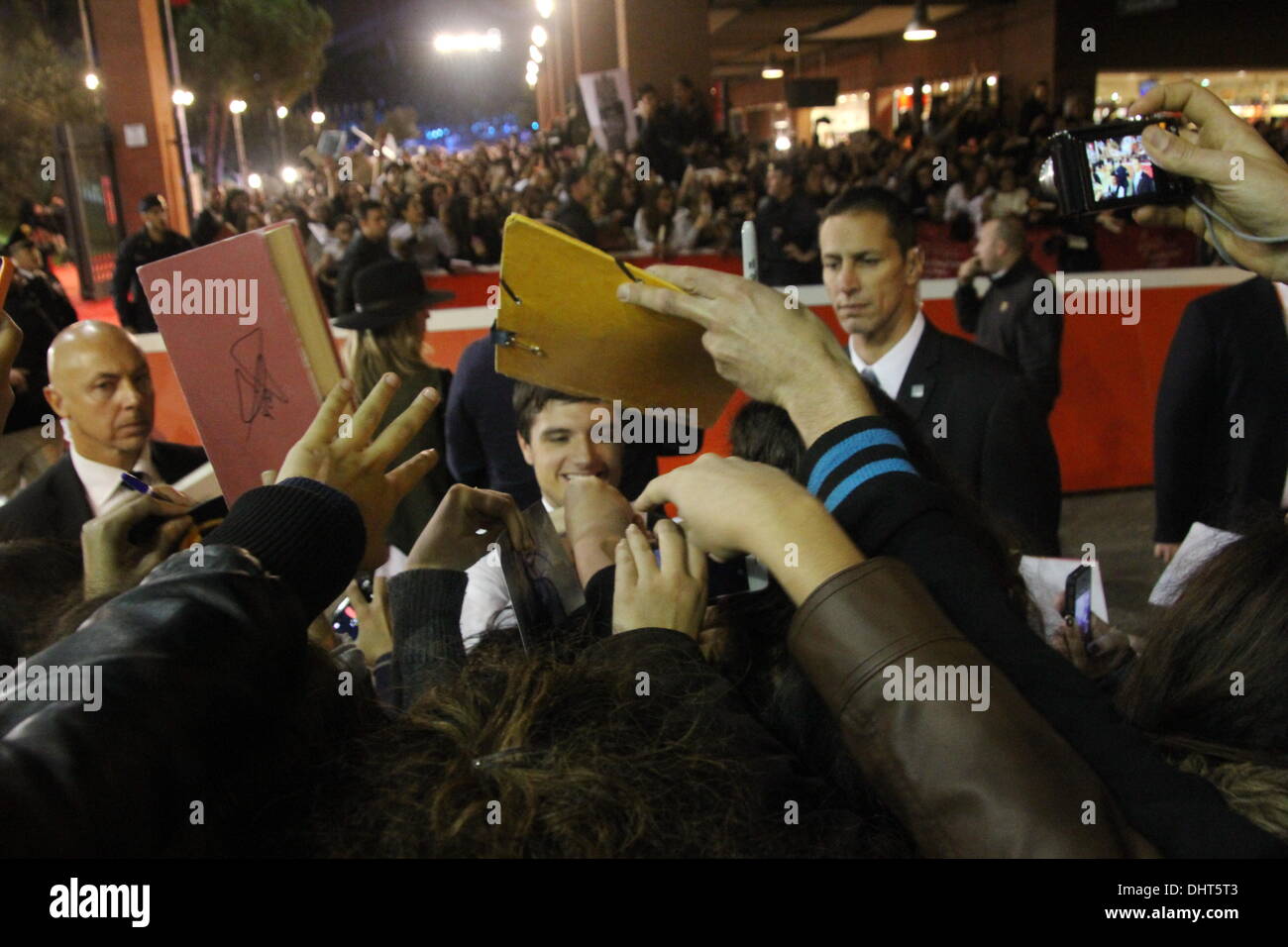 Rom, Italien. 14. November 2013 Fans warten für Liam Hemsworth, Jennifer Lawrence, Josh Hutcherson auf dem roten Teppich für den Film Hunger Games auf dem Rom International Film Festival im Auditorium in Rom, Ital Credit: Gari Wyn Williams/Alamy Live News Stockfoto