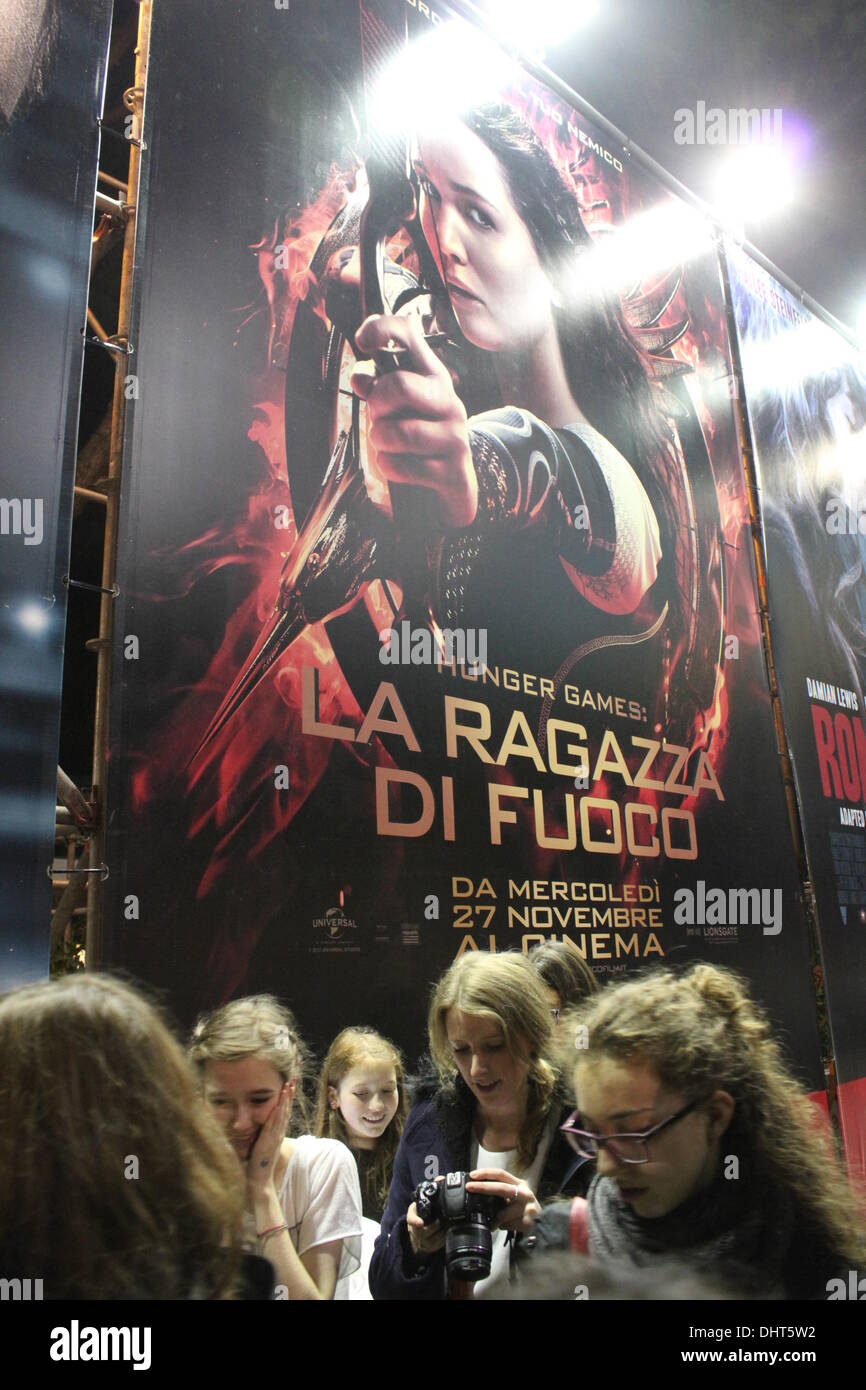 Rom, Italien. 14. November 2013 Fans warten für Liam Hemsworth, Jennifer Lawrence, Josh Hutcherson auf dem roten Teppich für den Film Hunger Games auf dem Rom International Film Festival im Auditorium in Rom, Ital Credit: Gari Wyn Williams/Alamy Live News Stockfoto