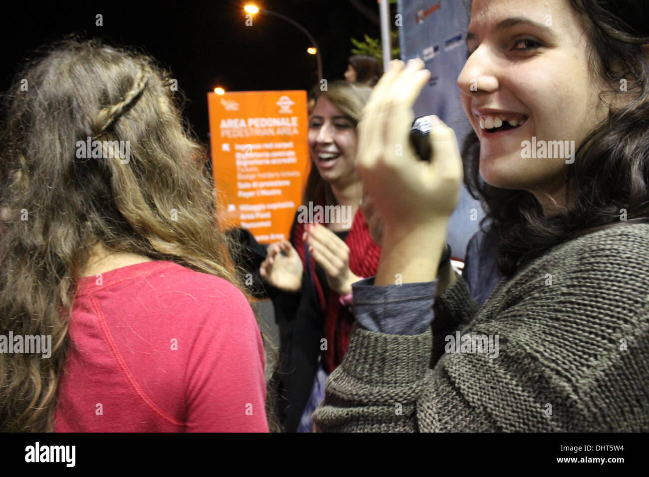 Rom, Italien. 14. November 2013 Fans warten für Liam Hemsworth, Jennifer Lawrence, Josh Hutcherson auf dem roten Teppich für den Film Hunger Games auf dem Rom International Film Festival im Auditorium in Rom, Ital Credit: Gari Wyn Williams/Alamy Live News Stockfoto