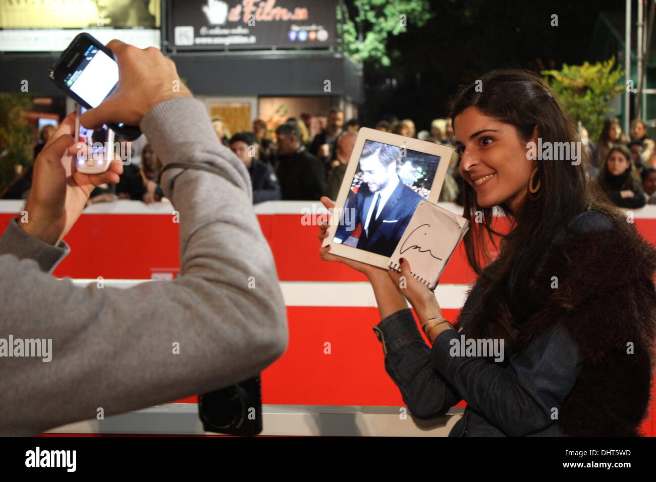 Rom, Italien. 14. November 2013 Fans warten für Liam Hemsworth, Jennifer Lawrence, Josh Hutcherson auf dem roten Teppich für den Film Hunger Games auf dem Rom International Film Festival im Auditorium in Rom, Ital Credit: Gari Wyn Williams/Alamy Live News Stockfoto