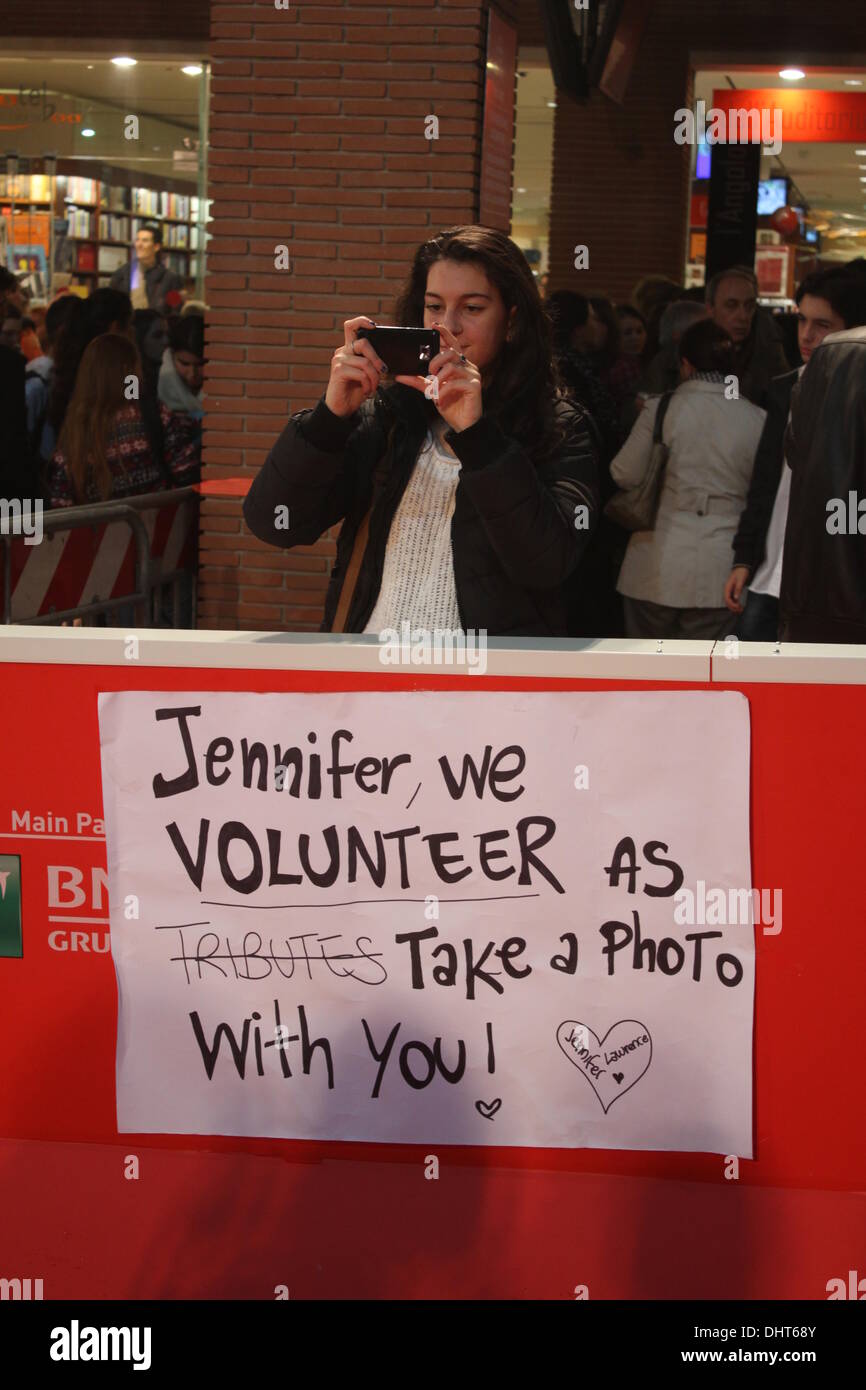 Rom, Italien. 14. November 2013 Fans warten für Liam Hemsworth, Jennifer Lawrence, Josh Hutcherson auf dem roten Teppich für den Film Hunger Games auf dem Rom International Film Festival im Auditorium in Rom, Ital Credit: Gari Wyn Williams/Alamy Live News Stockfoto