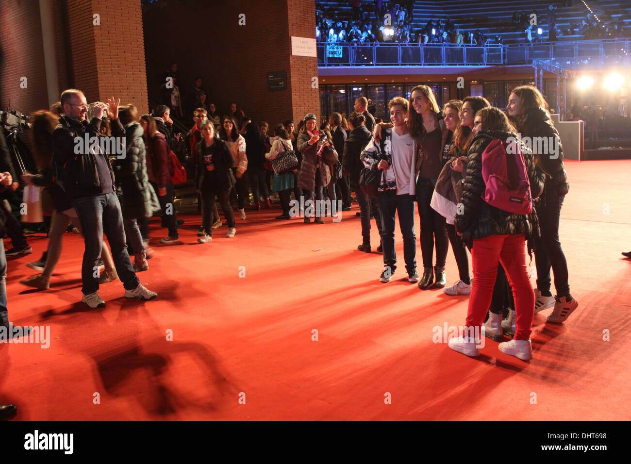 Rom, Italien. 14. November 2013 Fans warten für Liam Hemsworth, Jennifer Lawrence, Josh Hutcherson auf dem roten Teppich für den Film Hunger Games auf dem Rom International Film Festival im Auditorium in Rom, Ital Credit: Gari Wyn Williams/Alamy Live News Stockfoto