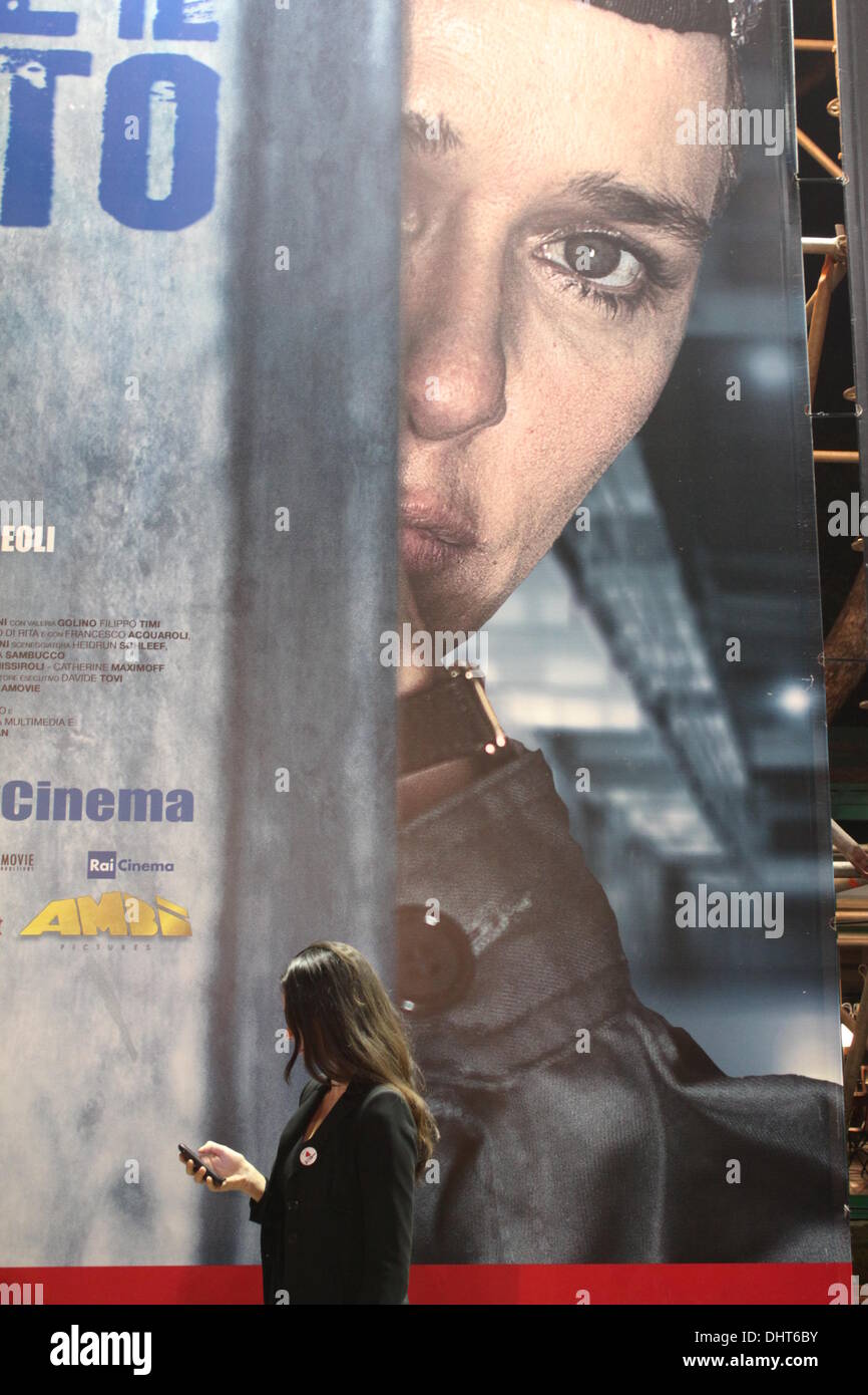 Rom, Italien. 14. November 2013 Fans warten für Liam Hemsworth, Jennifer Lawrence, Josh Hutcherson auf dem roten Teppich für den Film Hunger Games auf dem Rom International Film Festival im Auditorium in Rom, Ital Credit: Gari Wyn Williams/Alamy Live News Stockfoto