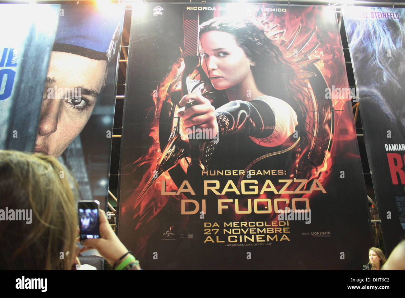 Rom, Italien. 14. November 2013 Fans warten für Liam Hemsworth, Jennifer Lawrence, Josh Hutcherson auf dem roten Teppich für den Film Hunger Games auf dem Rom International Film Festival im Auditorium in Rom, Ital Credit: Gari Wyn Williams/Alamy Live News Stockfoto