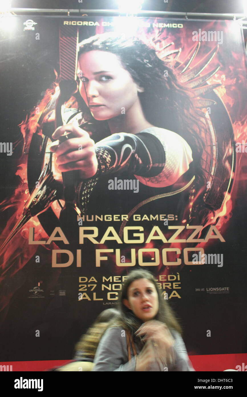 Rom, Italien. 14. November 2013 Fans warten für Liam Hemsworth, Jennifer Lawrence, Josh Hutcherson auf dem roten Teppich für den Film Hunger Games auf dem Rom International Film Festival im Auditorium in Rom, Ital Credit: Gari Wyn Williams/Alamy Live News Stockfoto