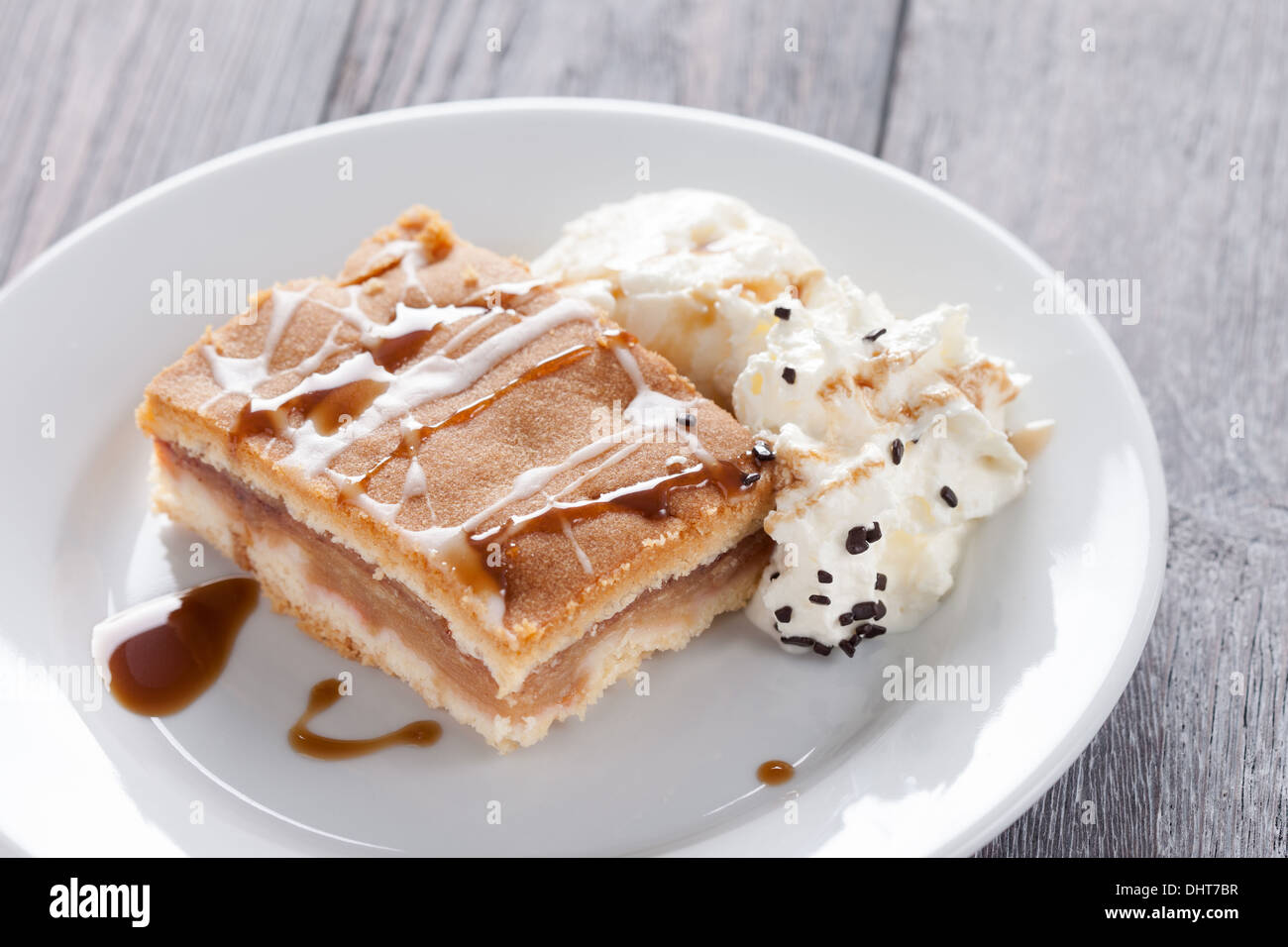 Apfelkuchen mit Eis Stockfoto