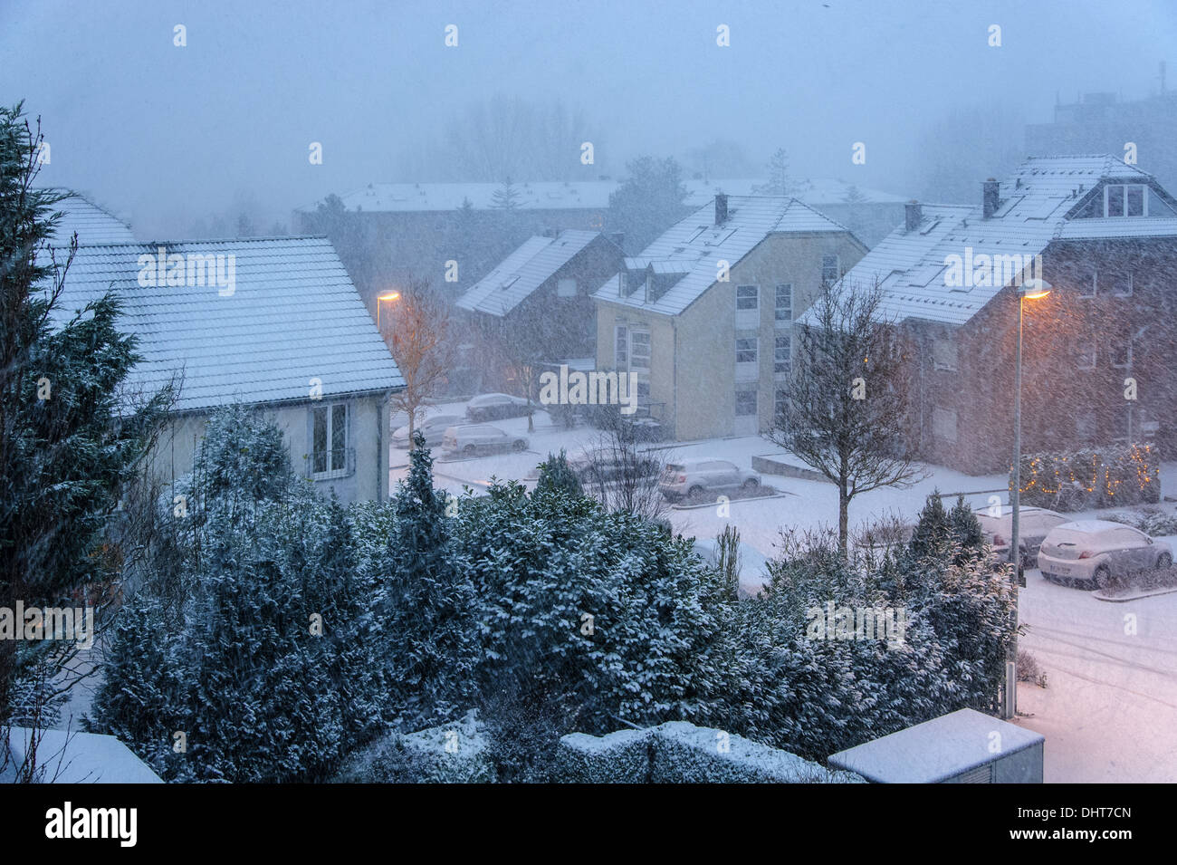 Wohngebiet in der Morgendämmerung, wenn es schneit Stockfoto