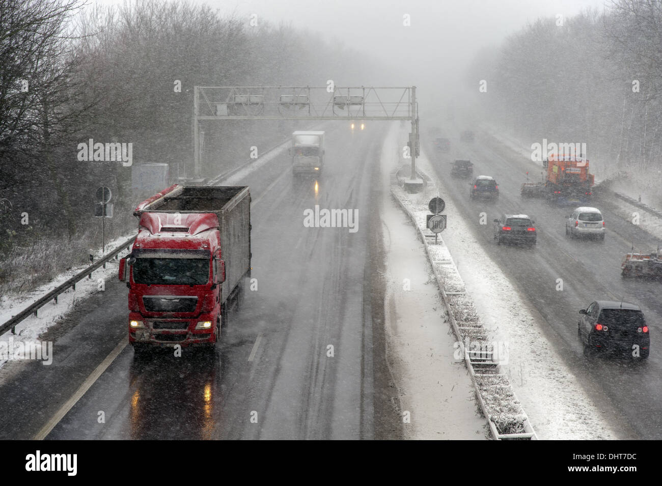 Autobahn A46 im Winter wenn es schneit Stockfoto