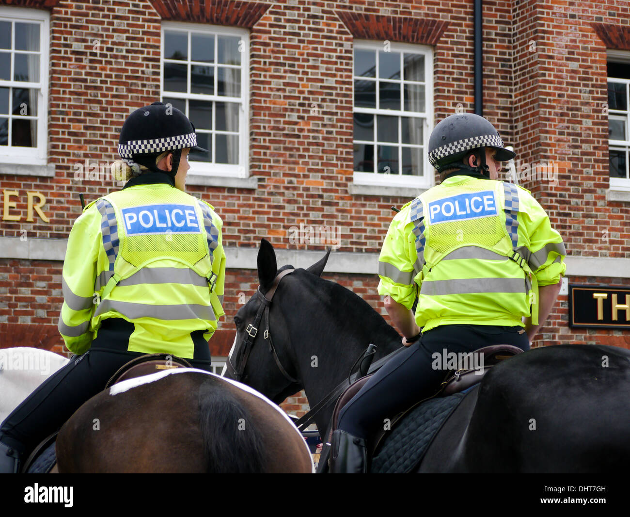 Der Blick aus dem hinteren Teil zwei berittene Polizisten. Stockfoto