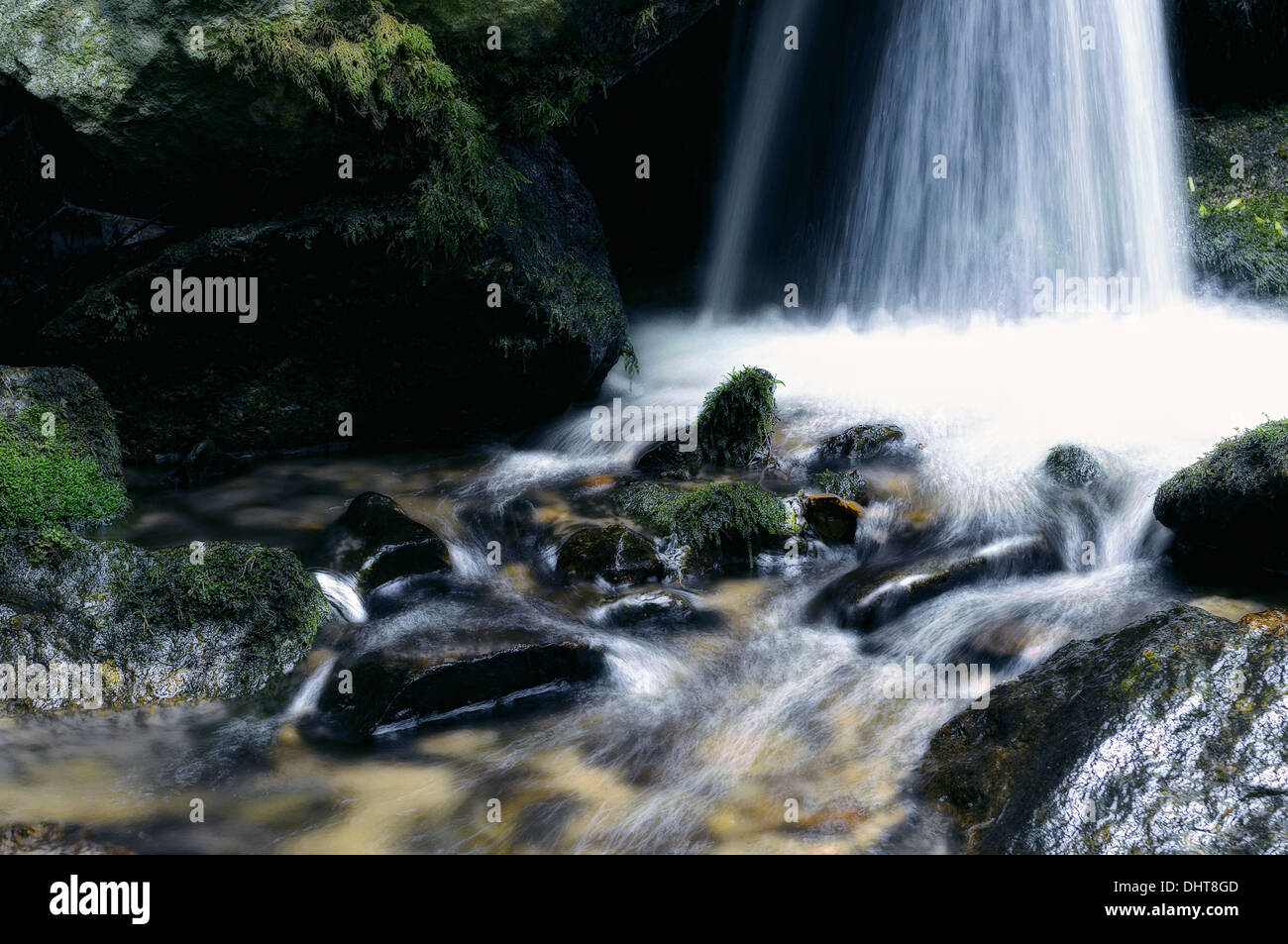 zartes Blau zwischen den Wasserfall Stockfoto