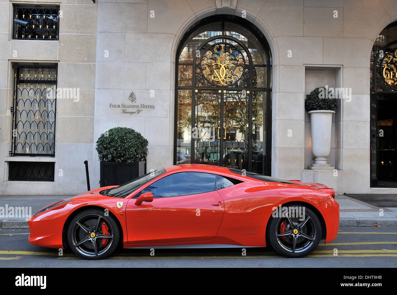 Ferrari Auto vor The Four Seasons George V Palast Hotel Paris Frankreich Stockfoto