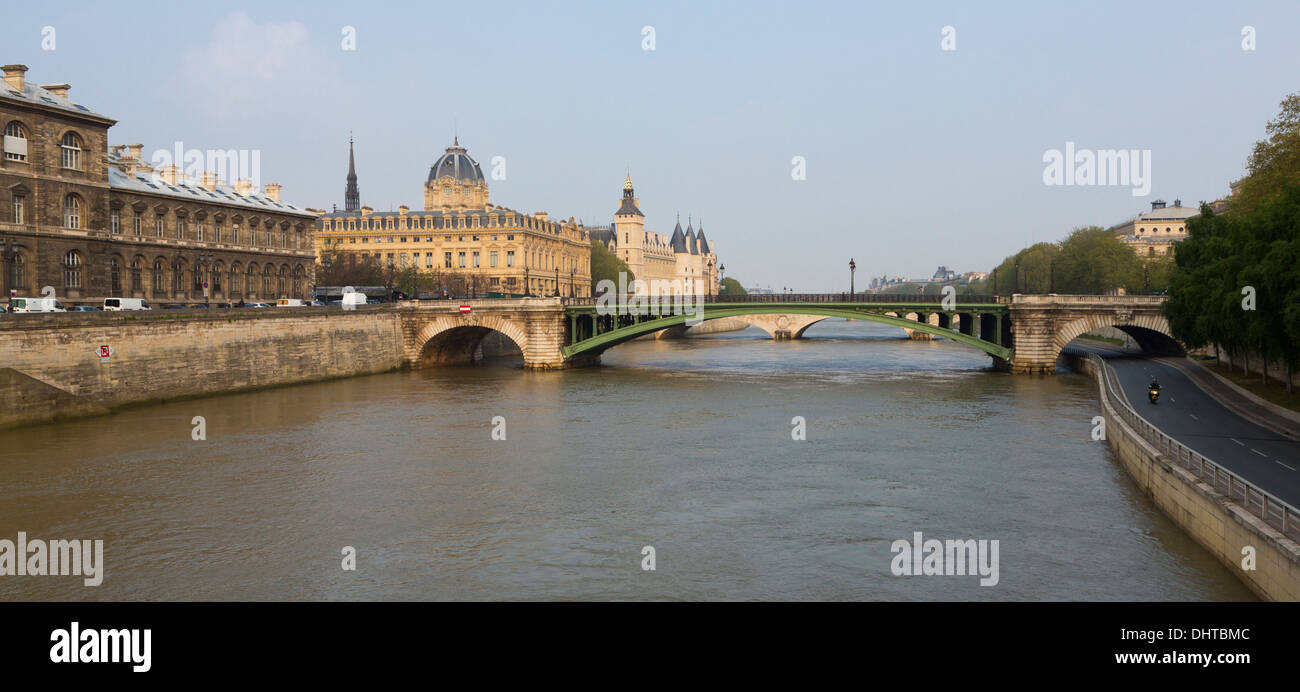 Brücke über den Fluss Seine in Paris, Frankreich an einem bewölkten Tag. Stockfoto