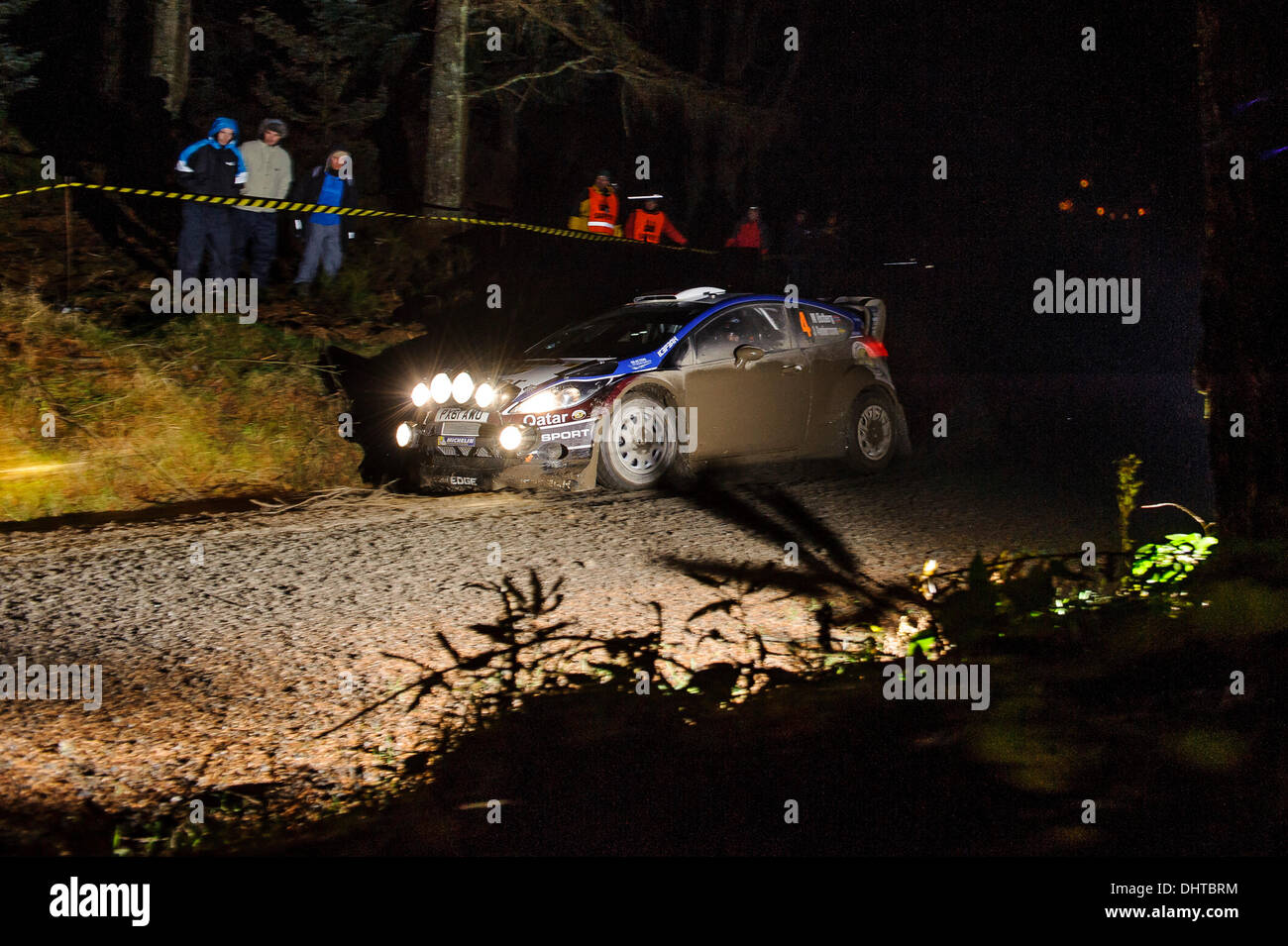 Denbighshire, Wales. 14. November 2013. Mads Östberg von Norwegen (NOR) Jonas Andersson von Schweden (SWE) Laufwerk ihre Katar M-SPORT WORLD RALLY TEAM Ford Fiesta RS WRC auf dem ersten Durchgang des Clocaenog Nachtetappe (SS3) bei Tag 1 der Wales-Rallye Großbritannien, die letzte Runde der 2013 FIA Rallye WM. Bildnachweis: Aktion Plus Sport/Alamy Live-Nachrichten Stockfoto