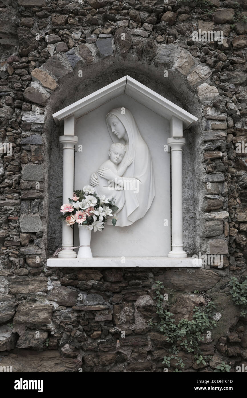 Weißen Madonna mit Kind Relief-Denkmal in Cinque Terre, Italien. Stockfoto