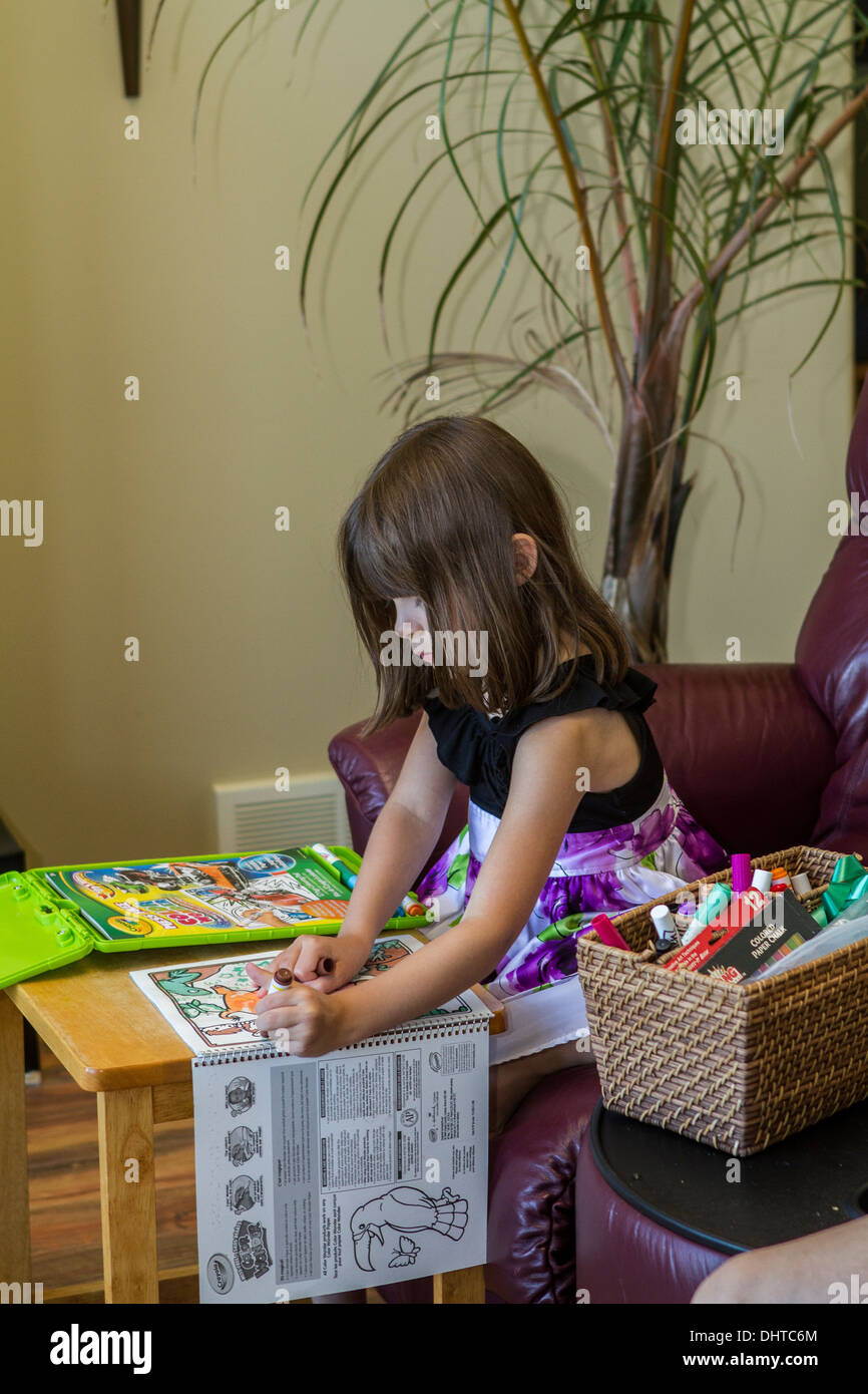 Model Release niedlich, 4 Jahre alt, junge preteen Mädchen mit ihrem Malbuch. Stockfoto