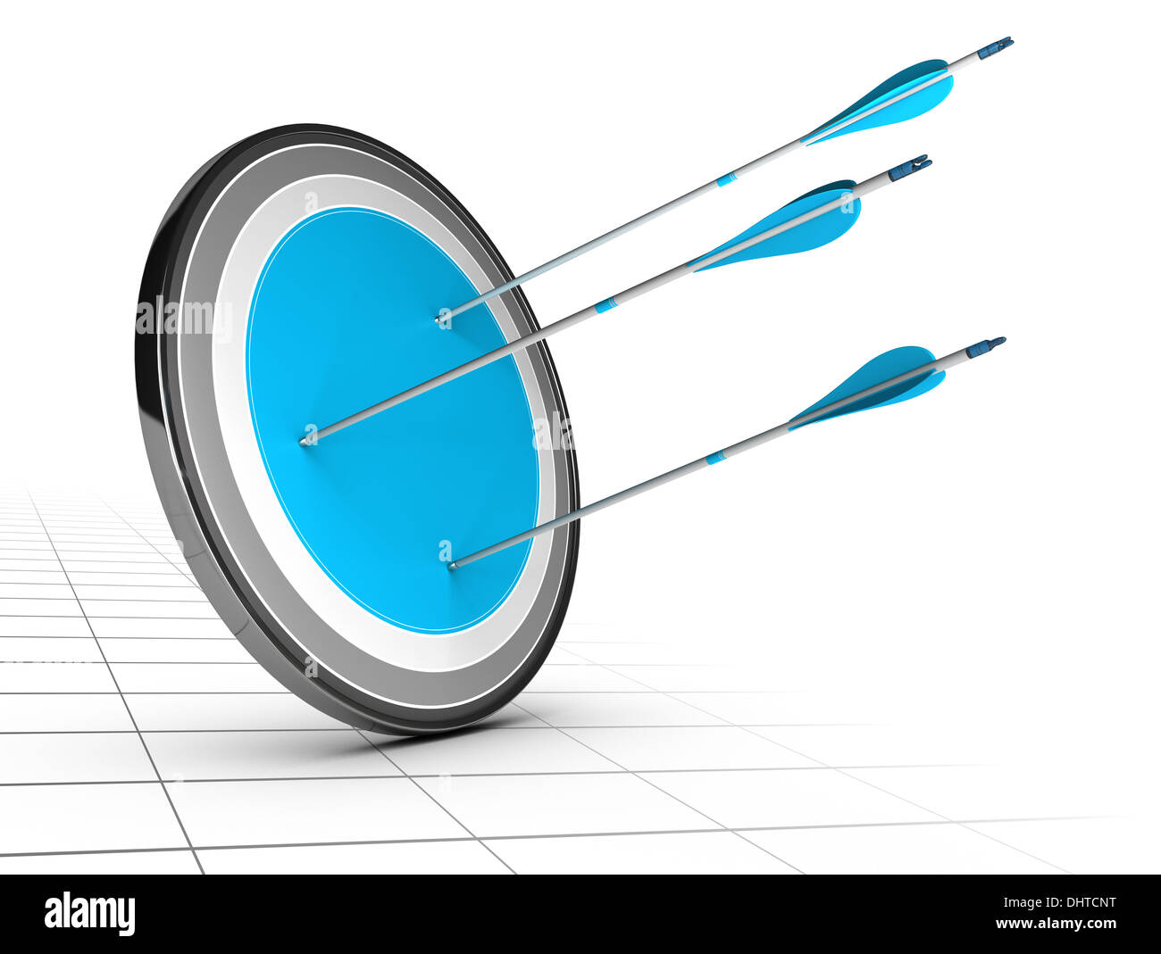 Drei Pfeile Hits das Zentrum der ein Ziel mit einem großen blauen, weißen Hintergrund mit Perspektive. erreichen das Ziel einfach Conc Stockfoto